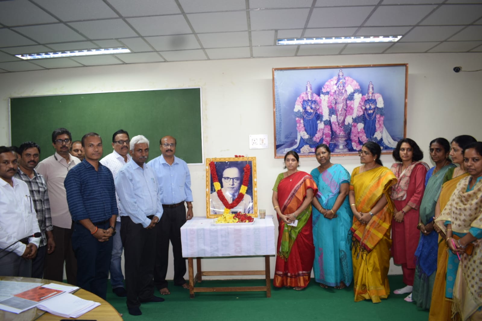 వ్యవసాయ కళాశాలలో నివాళి అర్పిస్తున్న బోధన, బోధనేతర సిబ్బంది 