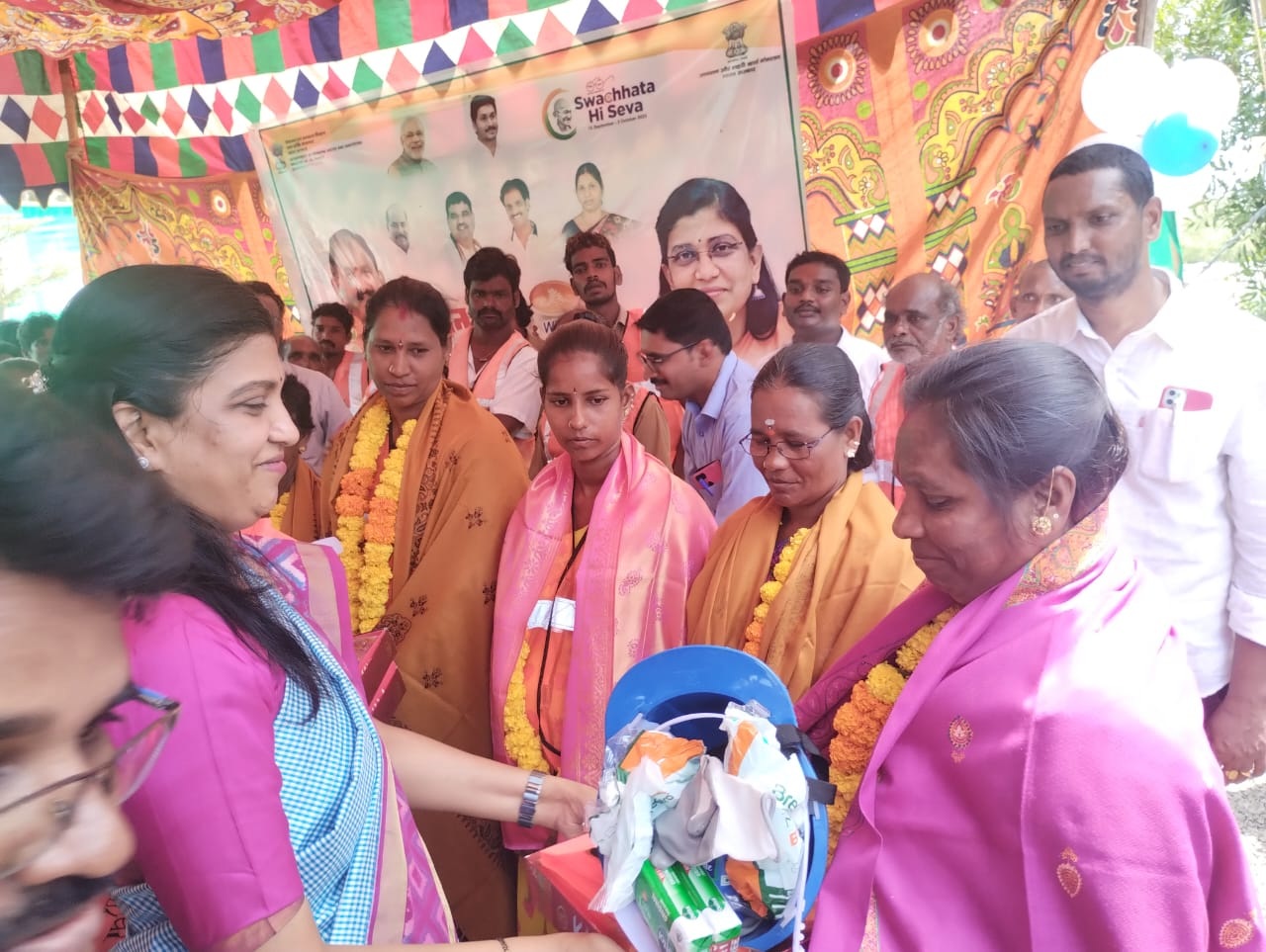 పారిశుధ్య కార్మికుల పాత్ర ఎనలేనిది