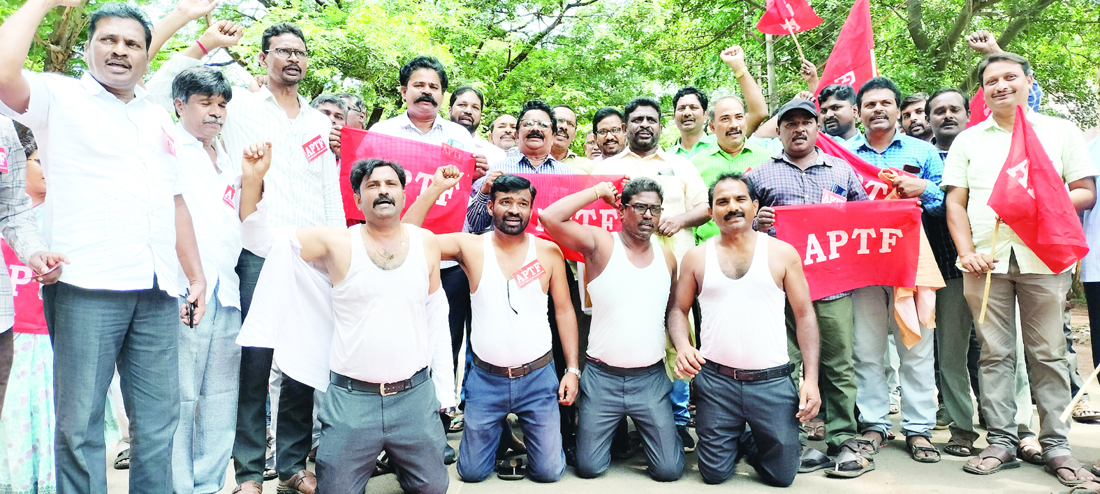 ఒపిఎస్‌ అమలు కోరుతూ మోకాళ్లపై నిరసన