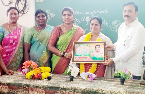బదిలీపై వెళ్లిన ఉపాధ్యాయులను సన్మానిస్తున్న ఎంఈఓ 