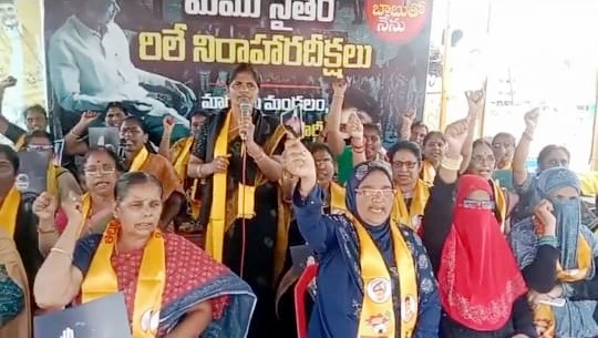మాట్లాడుతున్న మహిళా అధ్యక్షురాలు రమాదేవి