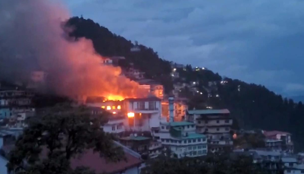 video-massive-fire-at-mussoorie-hotel