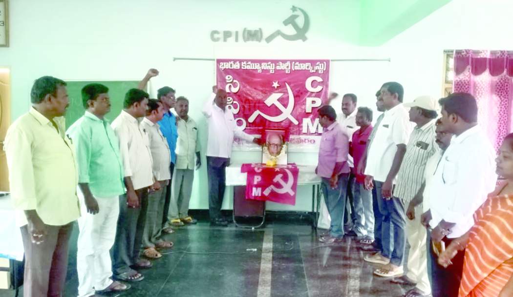 అనంతపురంలో కొరటాలకు నివాళులర్పిస్తున్న సిపిఎం నాయకులు