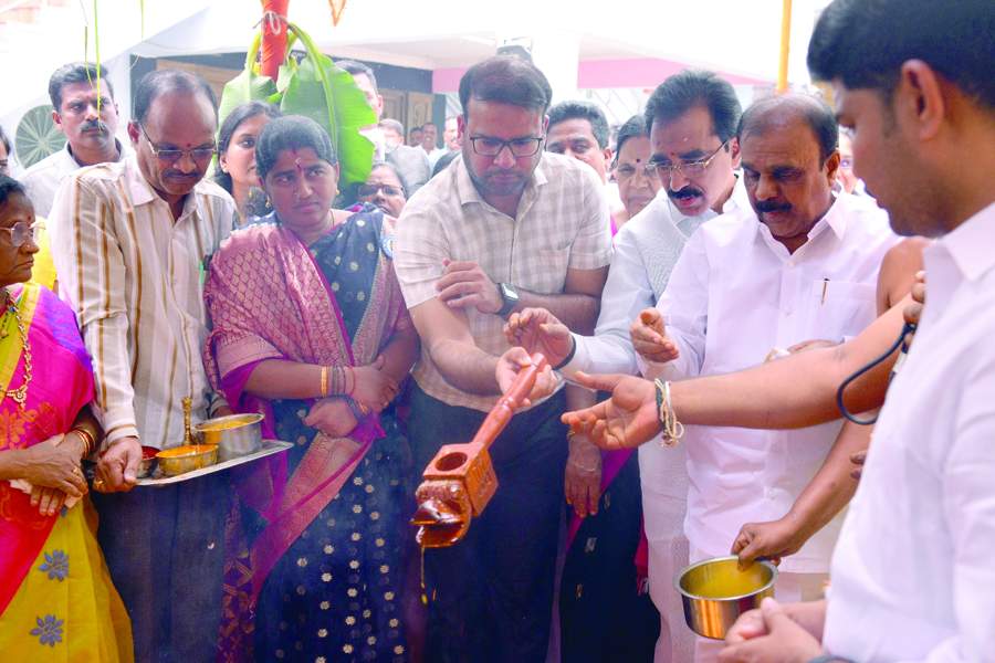    పూజలు చేస్తున్న జెసి కేతన్‌గార్గ్‌, ఎమ్మెల్యే అనంత
