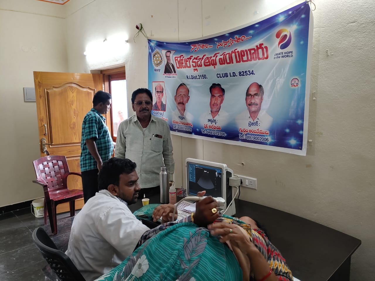 ఉచిత వైద్య శిబిరంలో రోగిని పరీక్షిస్తున్న వైద్యులు