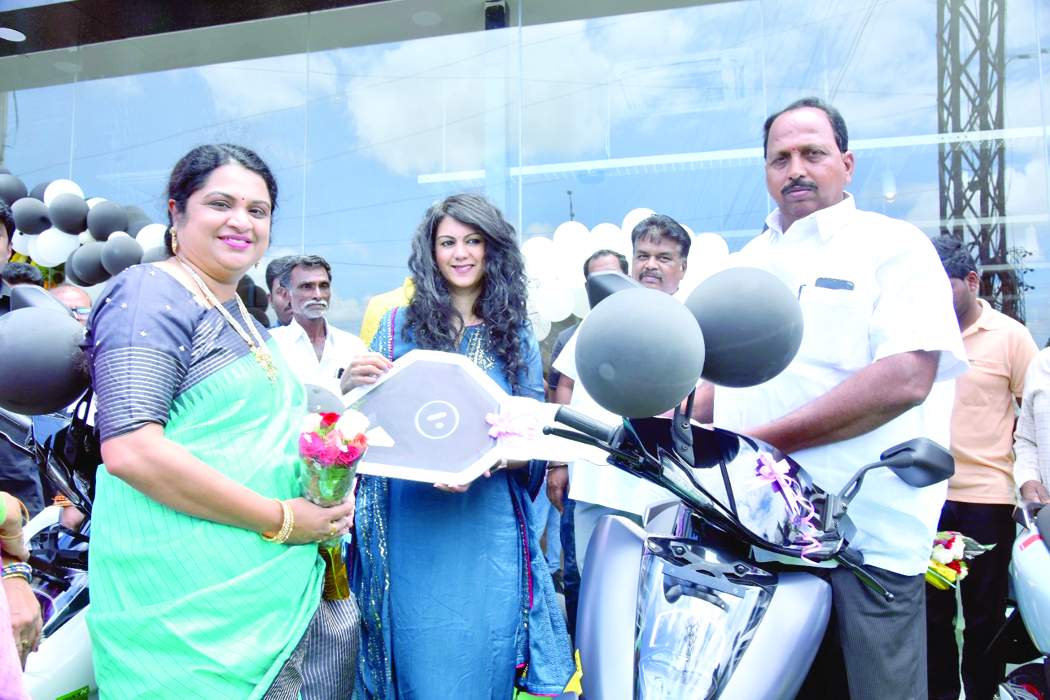    ఏథర్‌ షోరూంని ప్రారంభించిన హీరోయిన్‌ కామ్న జెఠ్మలాని