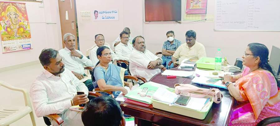    ముఖ్యమంత్రి కార్యక్రమాన్ని వీక్షిస్తున్న వైద్య కళాశాల సిబ్బంది, విద్యార్థులు