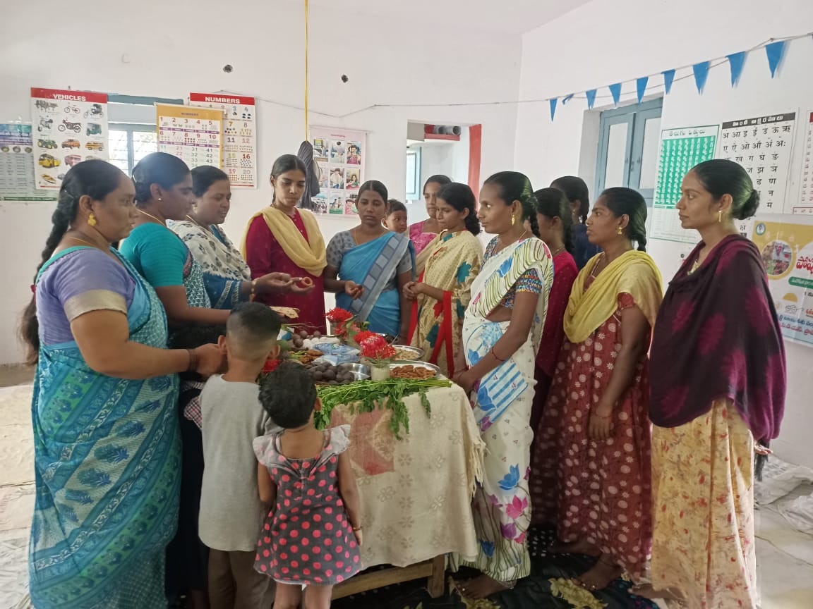 పౌష్టికాహారం తీసుకునేలా అవగాహన  కల్పిస్తున్న అంగన్వాడీ కార్యకర్తలు