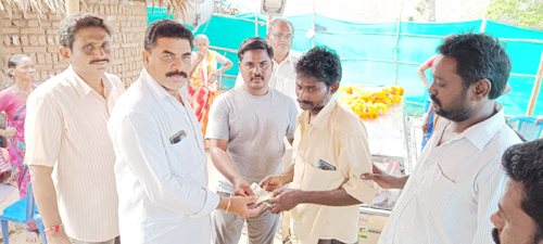 మృతుని కుటుంబానికి మోపిదేవి ఆర్థిక సాయం