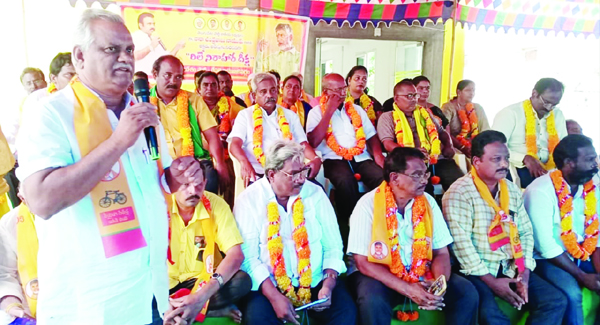 దీక్షా శిబిరంలో మాట్లాడుతున్న టీడీపీ సీనియర్ నాయకులు జీవి నాగేశ్వరరావు