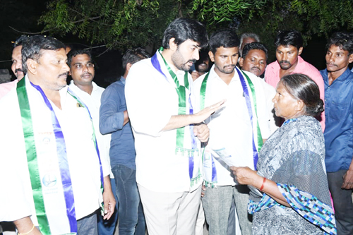 బండివారిపాలెం గ్రామంలో గడపగడపకు మన ప్రభుత్వం కార్యక్రమంలో పాల్గొన్న కృష్ణచైతన్య