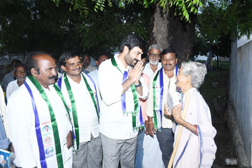 పత్తేపురంలో గడప గడపకు కృష్ణ చైతన్య