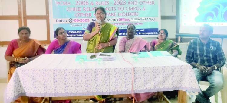 కార్యక్రమంలో మాట్లాడుతున్న మహిళా, శిశు సంక్షేమ శాఖ పీడీ బిఎన్‌.శ్రీదేవి