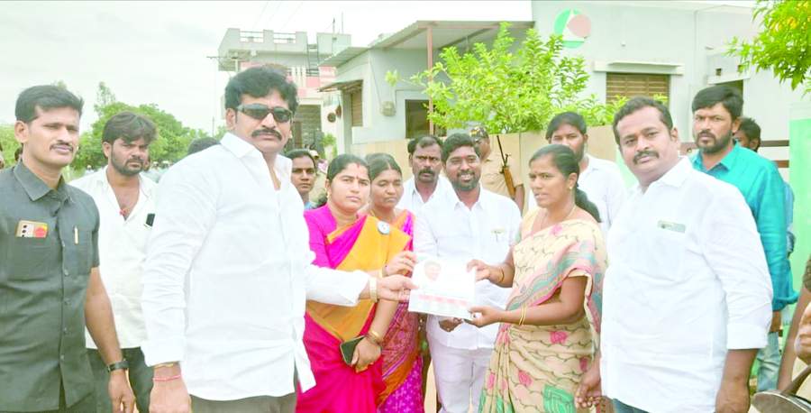   మహిళకు కరపత్రం అందజేస్తున్న ఎమ్మెల్యే తోపుదుర్తి ప్రకాష్‌రెడ్డి