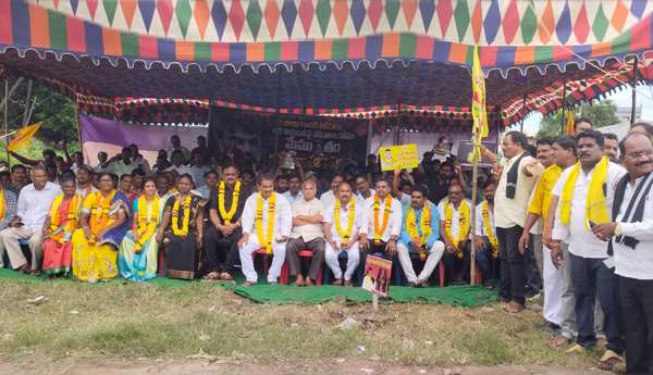 /TDP-leaders-dharna-in-support-of-Chandrababu-Naidu