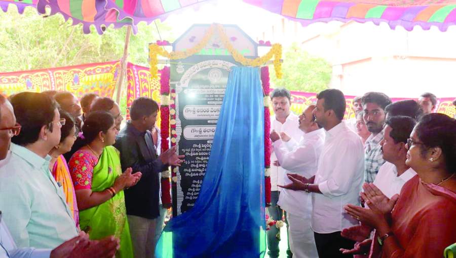 క్రిటికల్‌ కేర్‌సెంటర్‌కు శంకుస్థాపన చేస్తున్న ఎంపి రంగయ్య, ఎమ్మెల్యే అనంత వెంకటరామిరెడ్డి