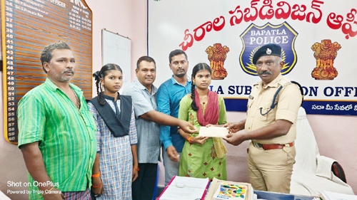విద్యార్ధినికి ఆర్ధిక సహాయం అందిస్తున్న డిఎస్‌పి ప్రసాదరావు
