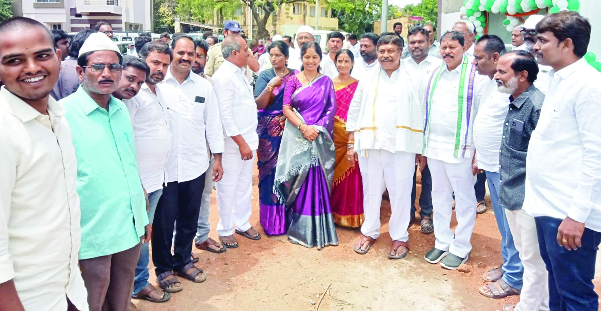 కెడిసిసి బ్యాంకు నూతన భవనాన్ని ప్రారంభిస్తున్న ఎమ్మెల్యే