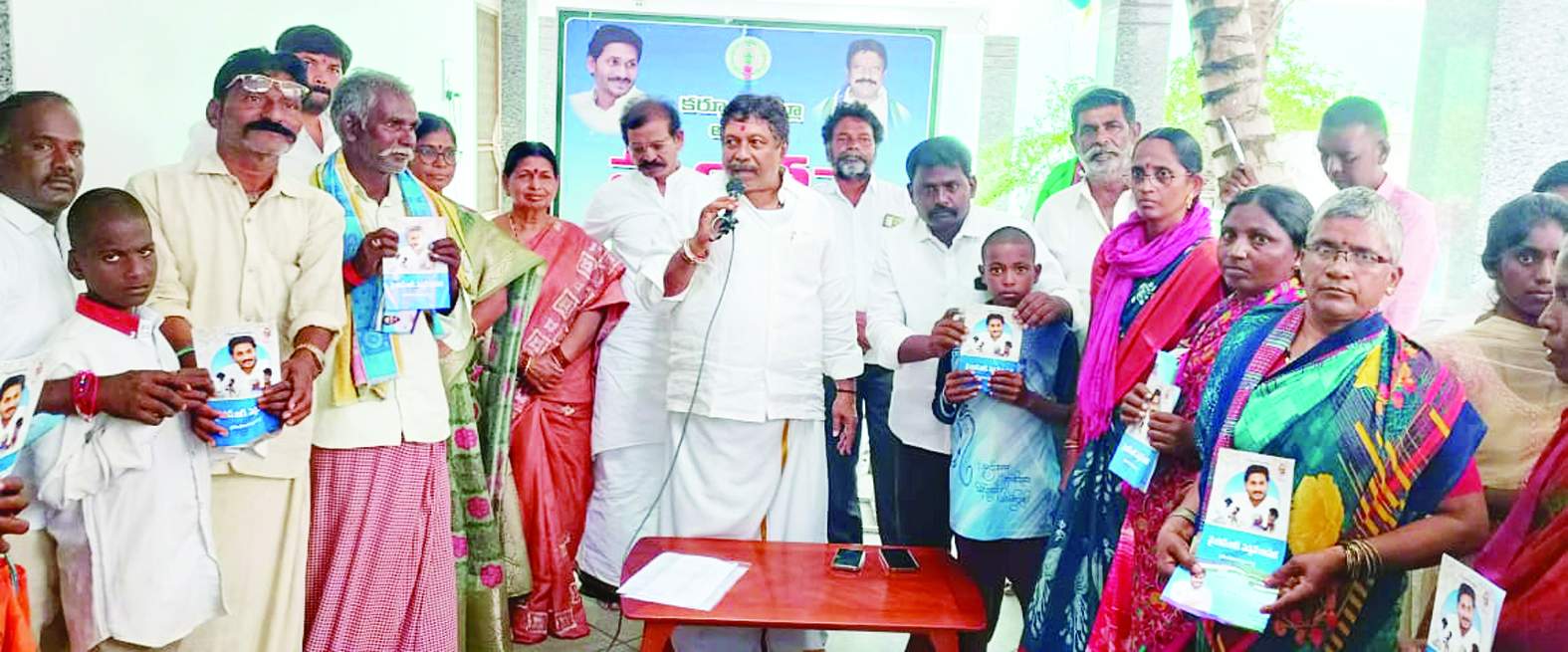 పింఛన్లు పంపిణీ చేస్తున్న ఎమ్మెల్యే సాయి ప్రసాద్‌ రెడ్డి