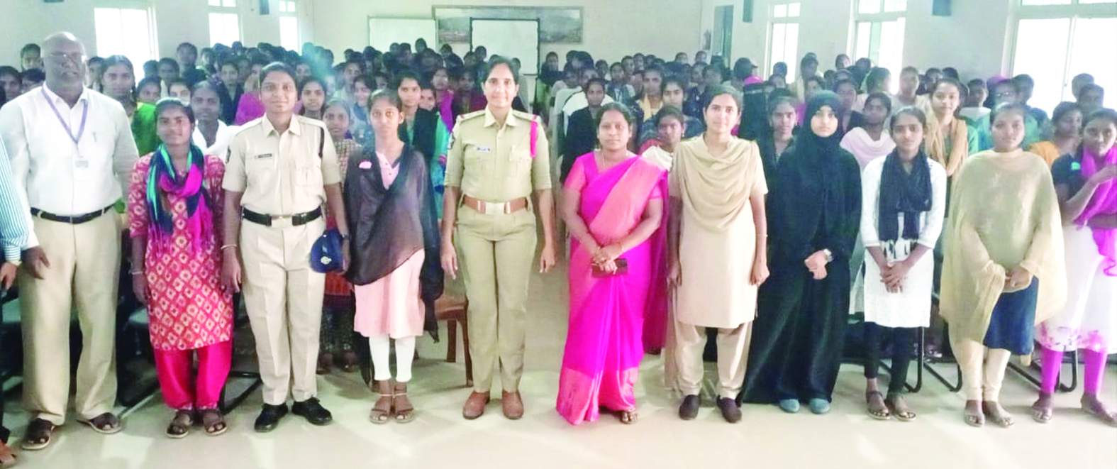 అవగాహన కల్పిస్తున్న ఎస్‌ఐ విజయలక్ష్మి