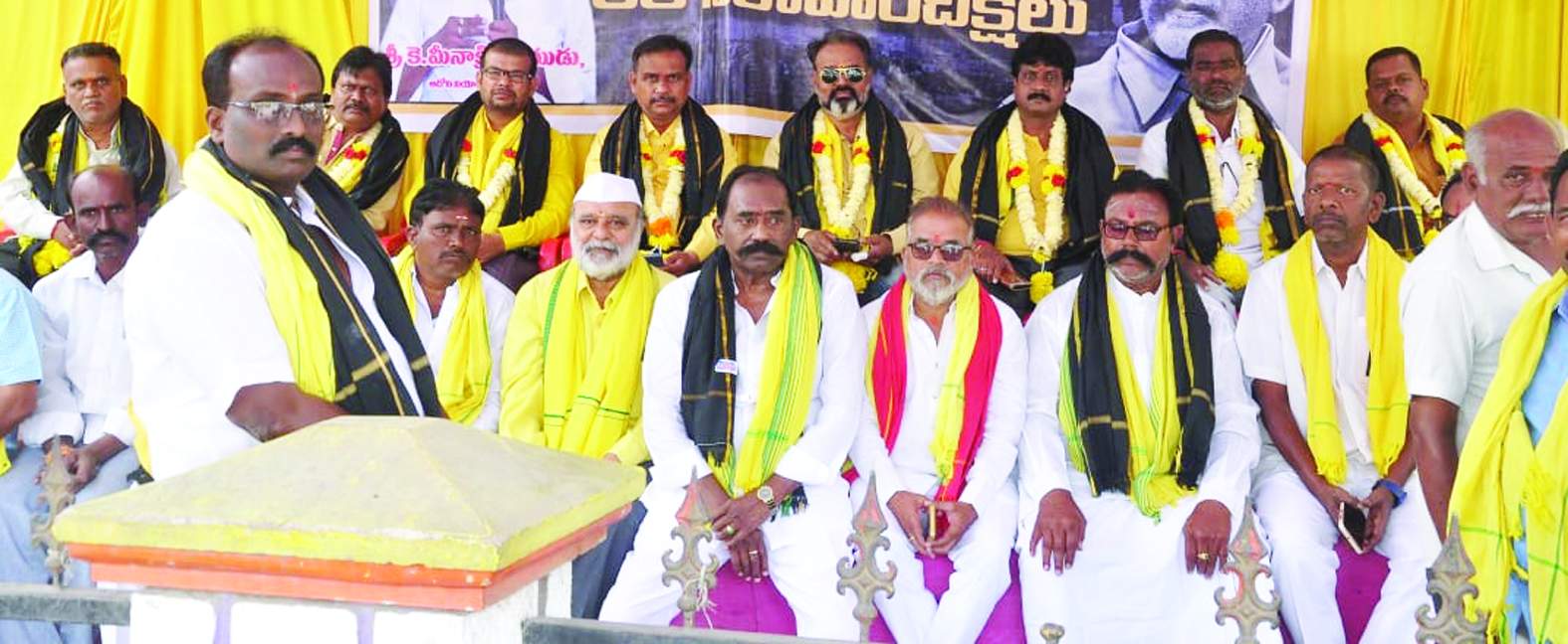 దీక్షలనుద్దేశించి మాట్లాడుతున్న నాయకులు