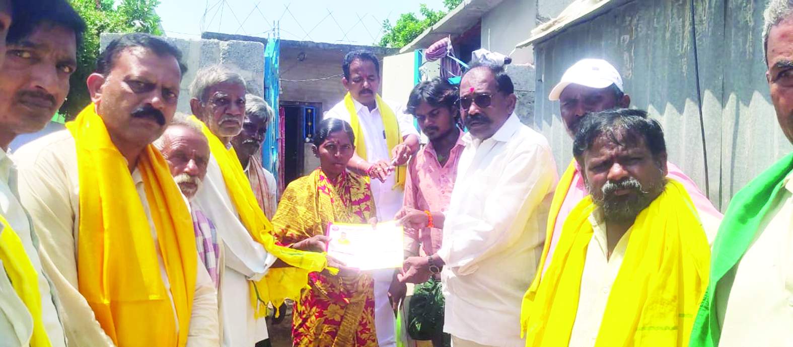 టిడిపి మేనిఫెస్టోను వివరిస్తున్న మీనాక్షి నాయుడు