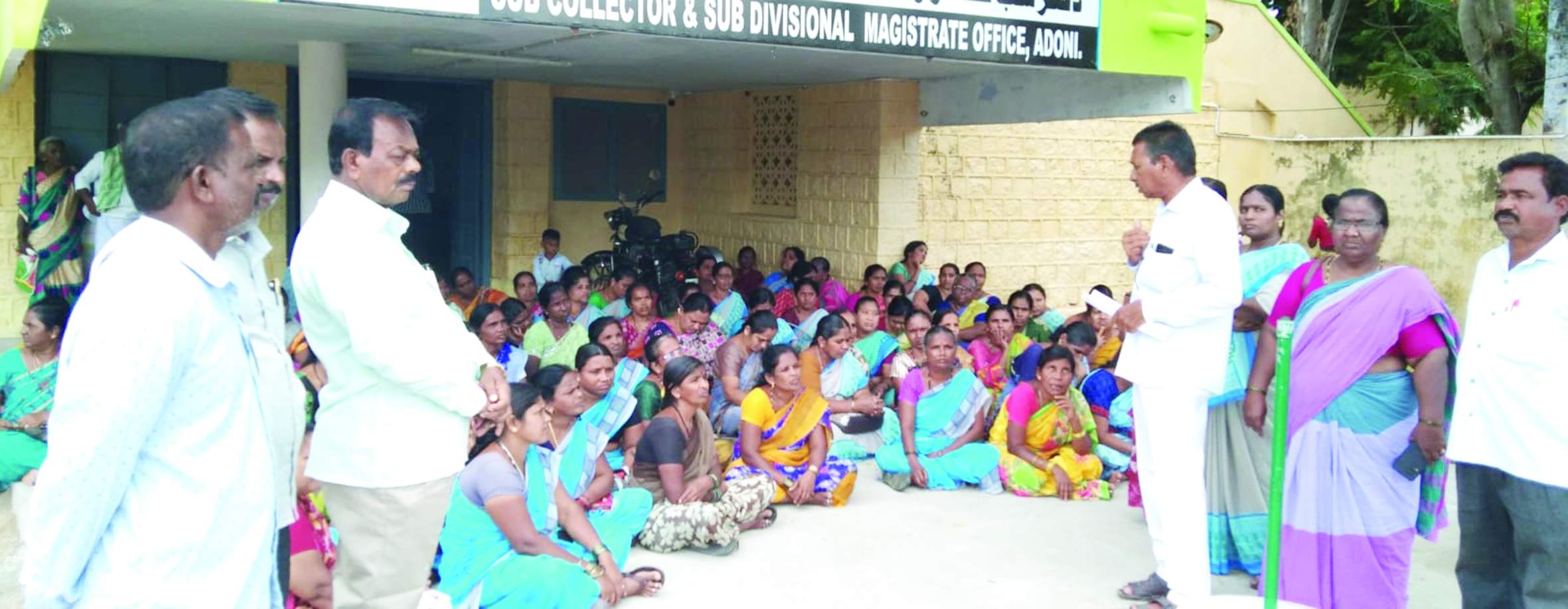సబ్‌ కలెక్టర్‌ కార్యాలయం ముందు బైఠాయించిన అంగన్వాడీలు