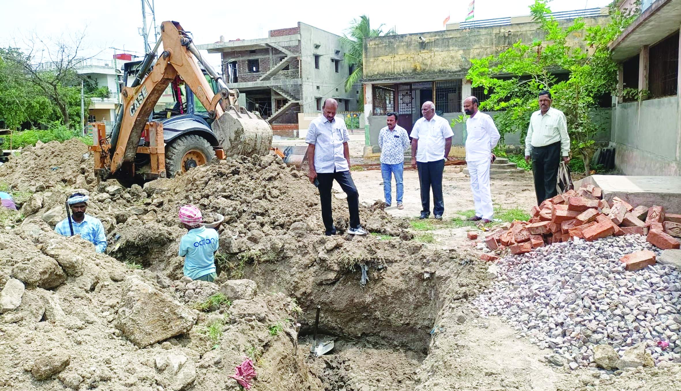 పనులను పరిశీలిస్తున్న కమిషనర్‌