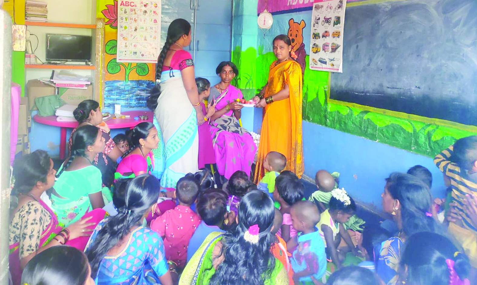 కిట్లు పంపిణీ చేస్తున్న కౌన్సిలర్‌ పార్వతి