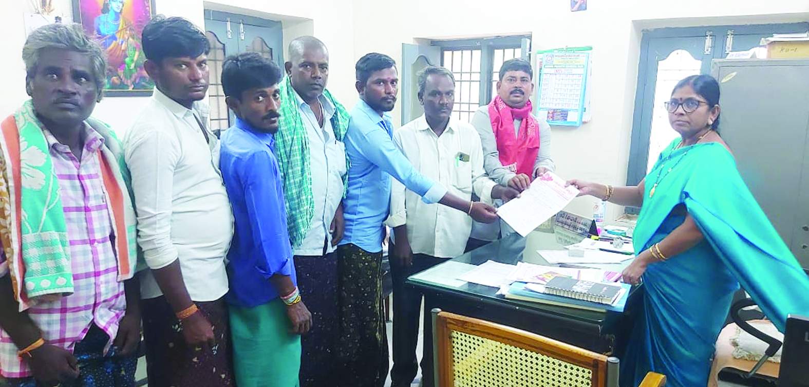 ఎంపిడిఒకు వినతిపత్రం ఇస్తున్న నాయకులు