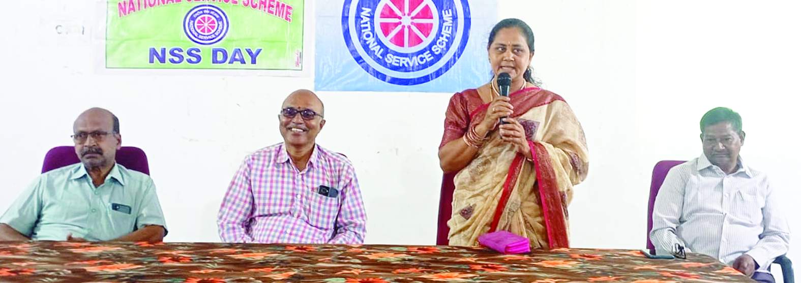 కార్యక్రమంలో మాట్లాడుతున్న అడ్వకేట్‌ లలిత