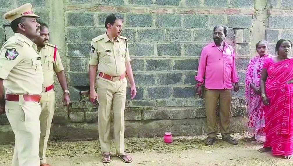 దర్యాప్తు చేపడుతున్న పోలీసులు