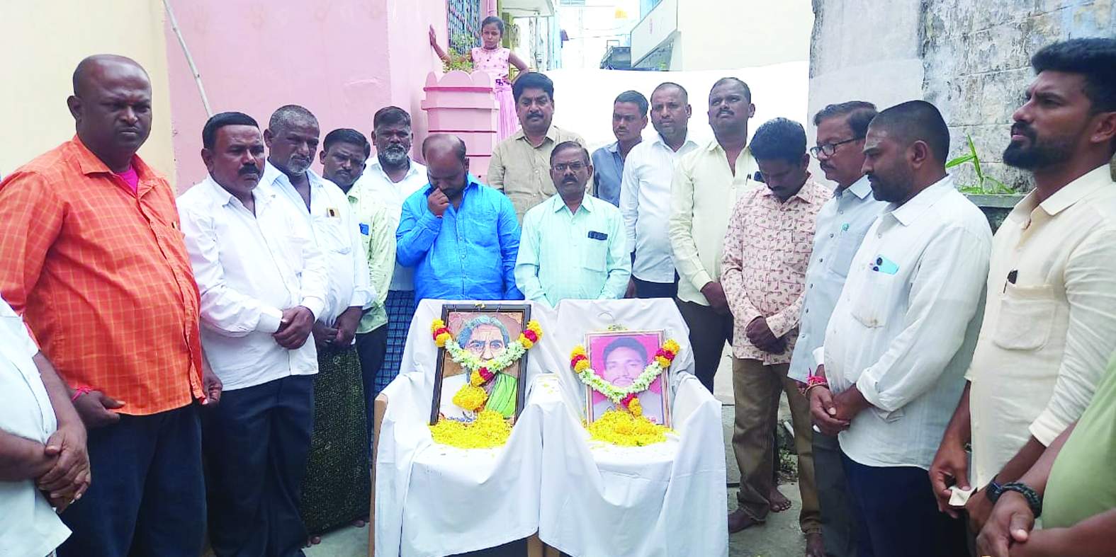 నివాళులర్పిస్తున్న నాయకులు