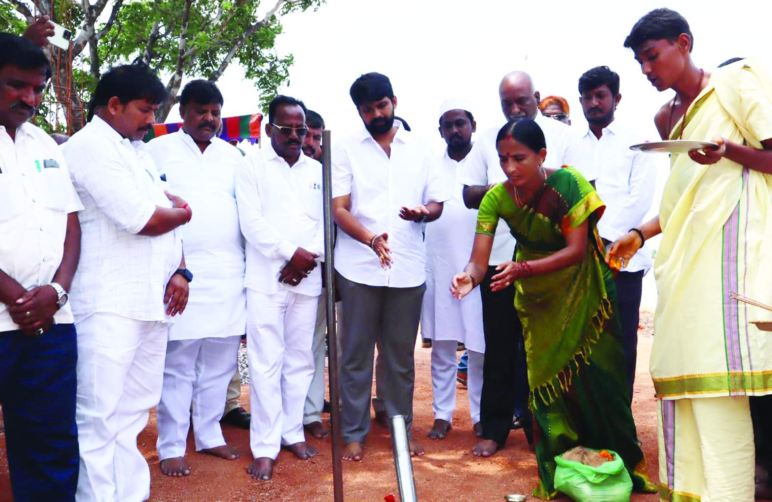 భూమి పూజ చేస్తున్న నాయకులు