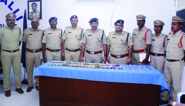 పింఛన్ల సొమ్ము అపహరణ నిందితుల అరెస్టు