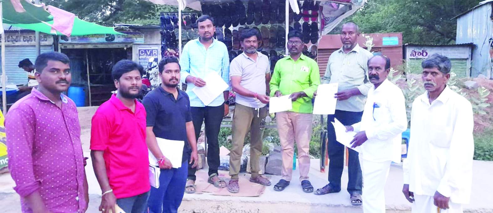 కరపత్రాలను అందజేస్తున్న నాయకులు