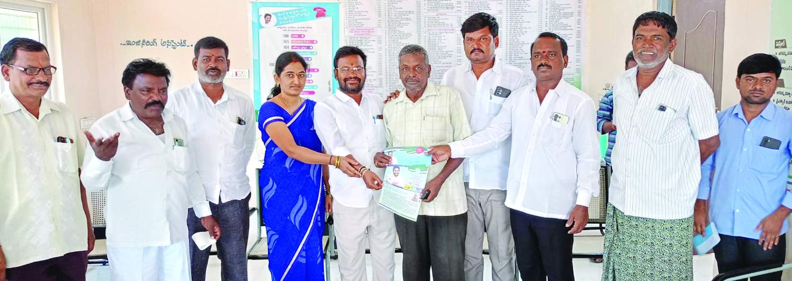 పింఛన్లను పంపిణీ చేస్తున్న సర్పంచి రాధమ్మ