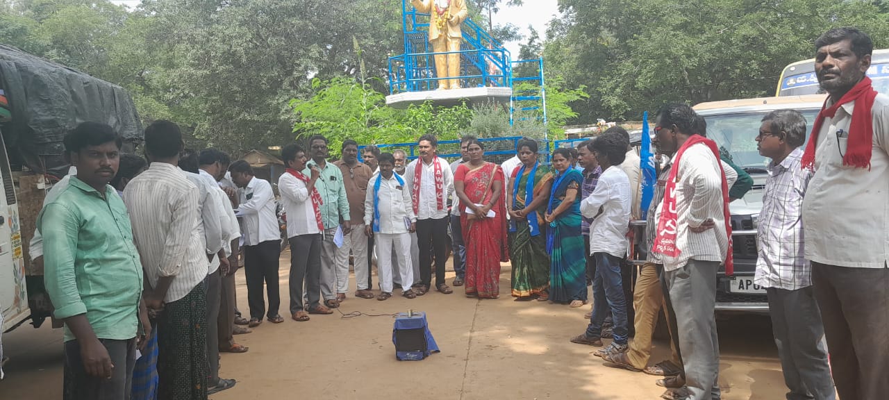 మాట్లాడుతున్న వ్యవసాయ కార్మిక సంఘం జిల్లా కార్యదర్శి సుధాకర్‌
