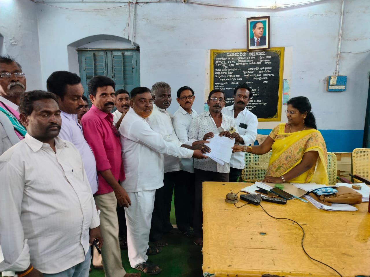 ఆత్మకూర్‌ తాసిల్దార్‌ కు వినతిపత్రం రైతు వ్యవసాయ కార్మిక సంఘం నాయకులు