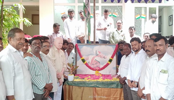/MP-Bose-paid-tribute-to-YSR