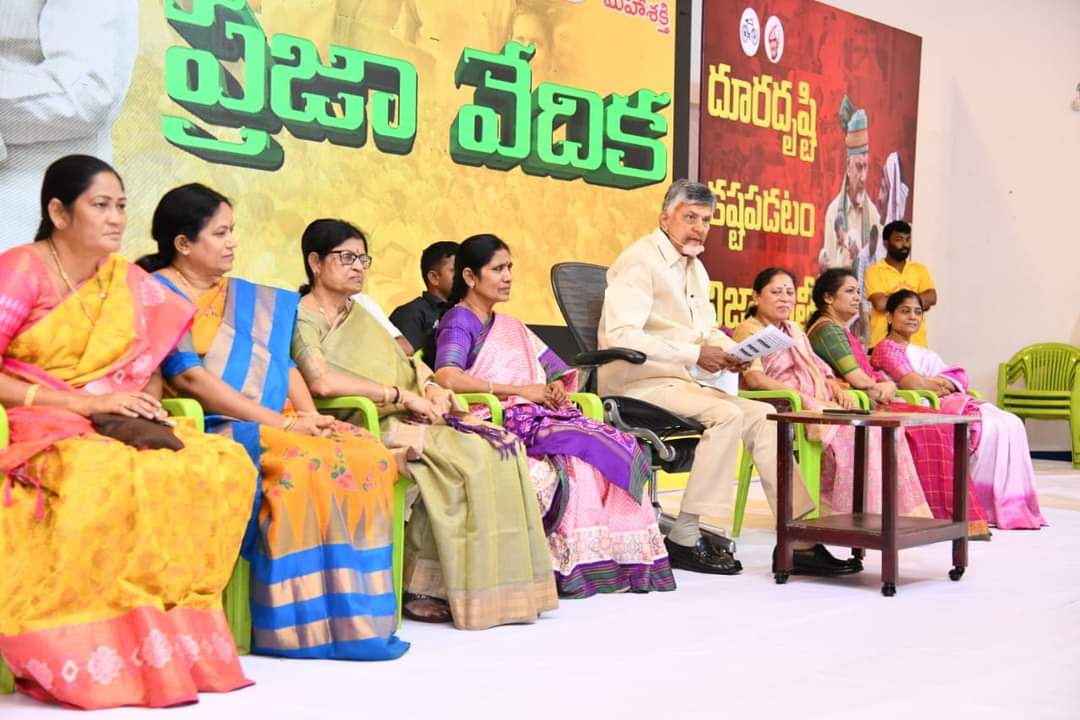 మాట్లాడుతున్న మాజీ ముఖ్యమంత్రి చంద్రబాబు నాయుడు