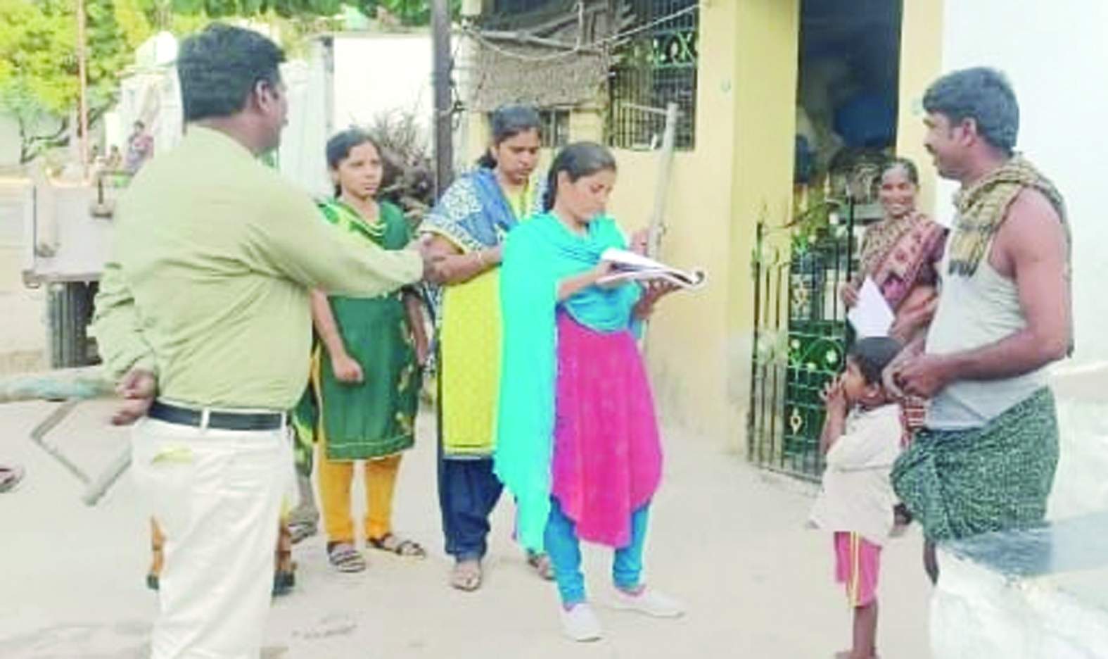 వేస్ట్‌ నీటిని బయటకు వదిలేస్తున్న వారికి నోటీసులు అందజేస్తున్న అధికారులు