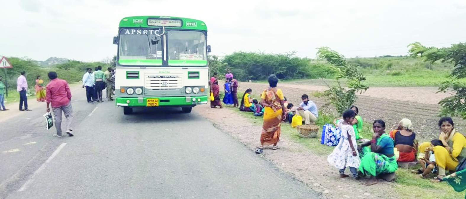 మధ్యలో ఆగిపోయిన గుంతకల్లు డిపో బస్సు