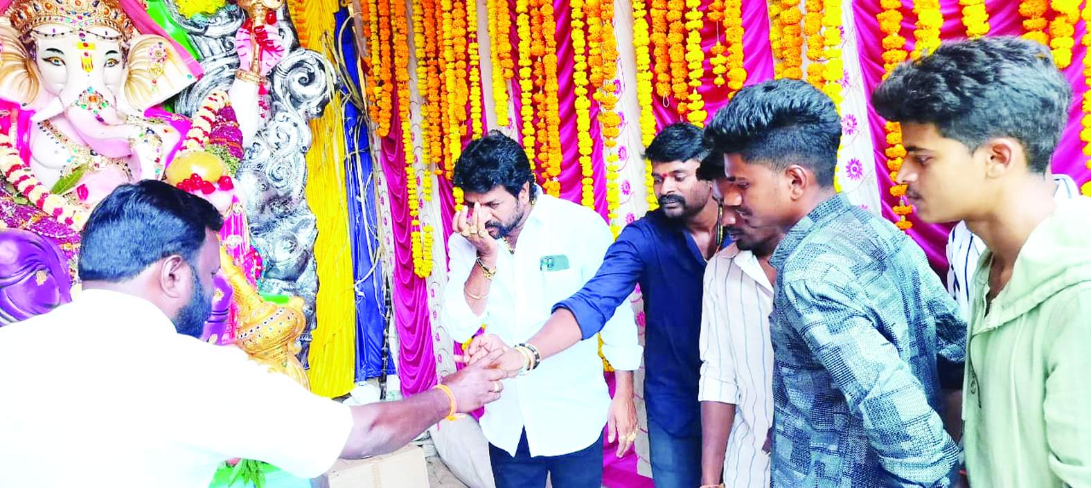 పూజలు నిర్వహిస్తున్న నారాయణ