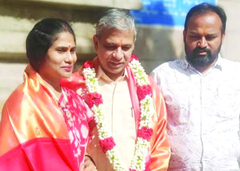 ఎజిఎం ధనుంజయుడు దంపతులను సన్మానిస్తున్న సత్య ప్రతాప్‌