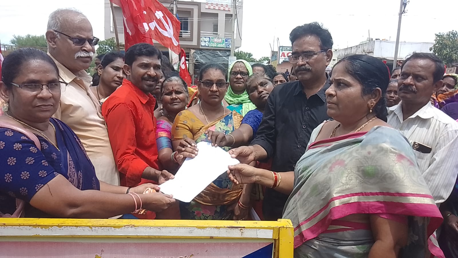 పిడికి వినతి పత్రం ఇస్తున్న సిఐటియు, అంగన్వాడీ వర్కర్స్‌ యూనియన్‌ నాయకులు