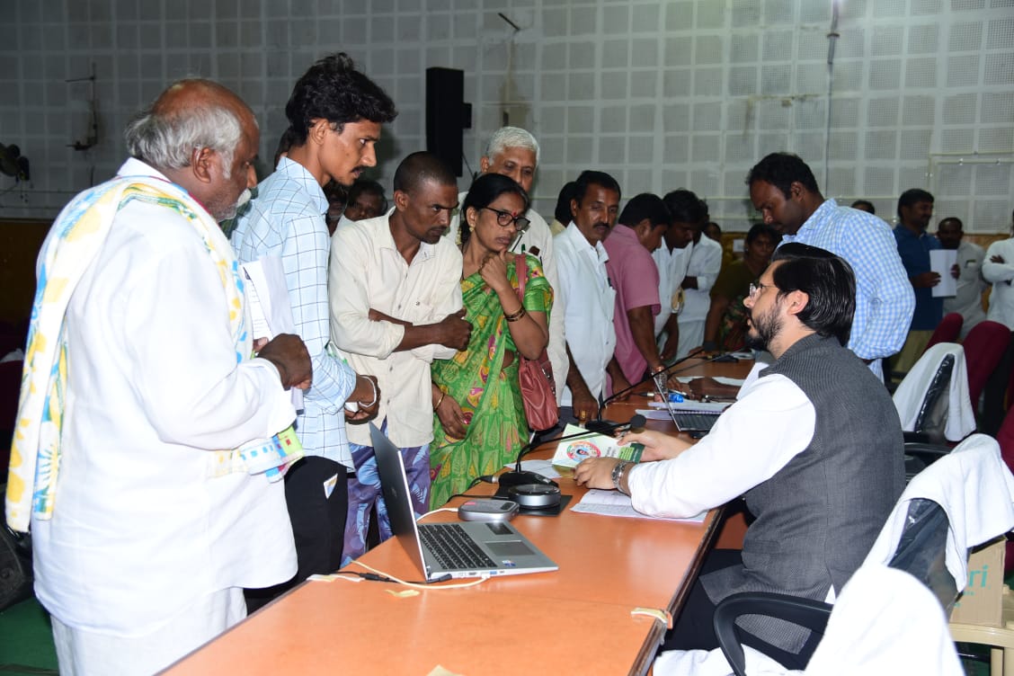ప్రజలనుండి వినతులు స్వీకరిస్తున్న జిల్లా కలెక్టర్‌