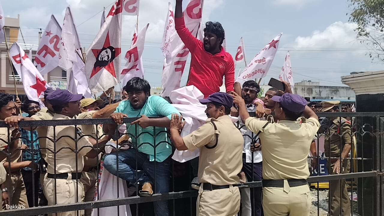 కలెక్టరేట్‌ గేట్లు ఎక్కి లోపలికి వెళ్లేందుకు ప్రయత్నిస్తున్న నాయకులు