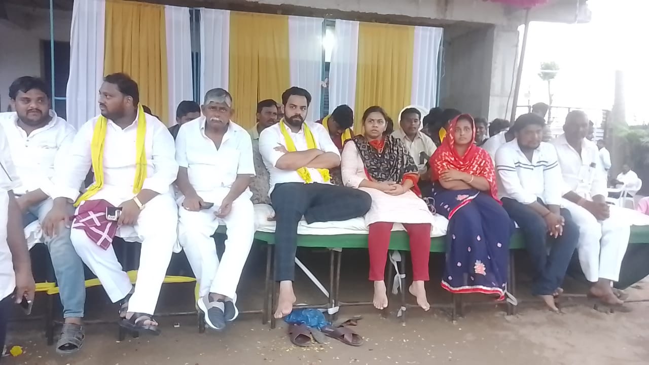 ఆమరణ నిరాహార దీక్షలో కూర్చున్న మాజీ మంత్రి భూమా అఖిల ప్రియ, భూమా జగత్‌ విఖ్యత్‌ రెడ్డి