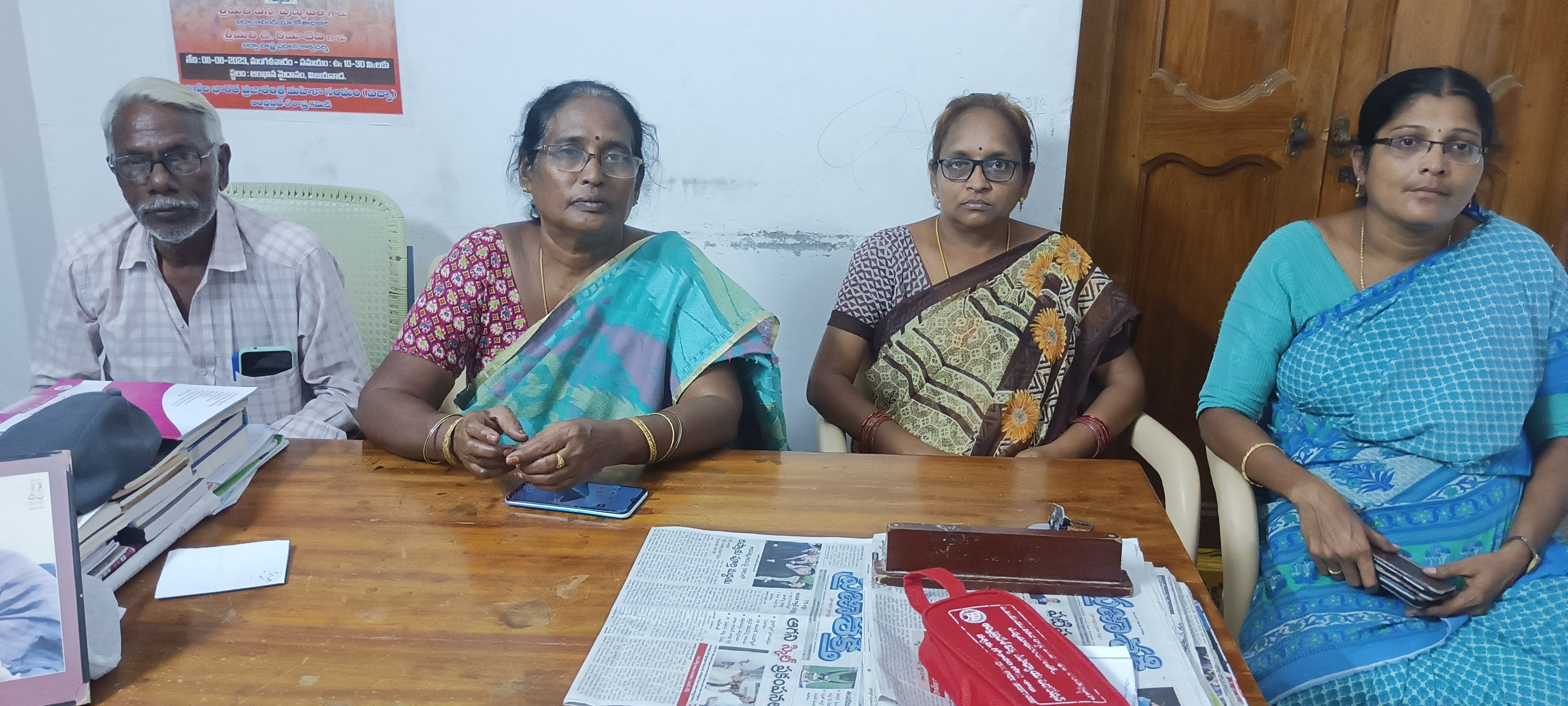 సమస్యలను పరిష్కరించకుంటే సమ్మె
